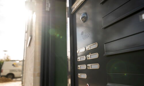 Türsprechanlage mit Kamera und Klingeltasten an einem modernen Gebäude in Kiel